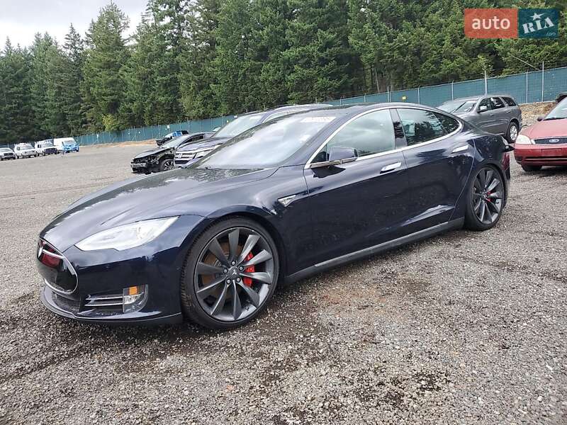 Лифтбек Tesla Model S 2015 в 