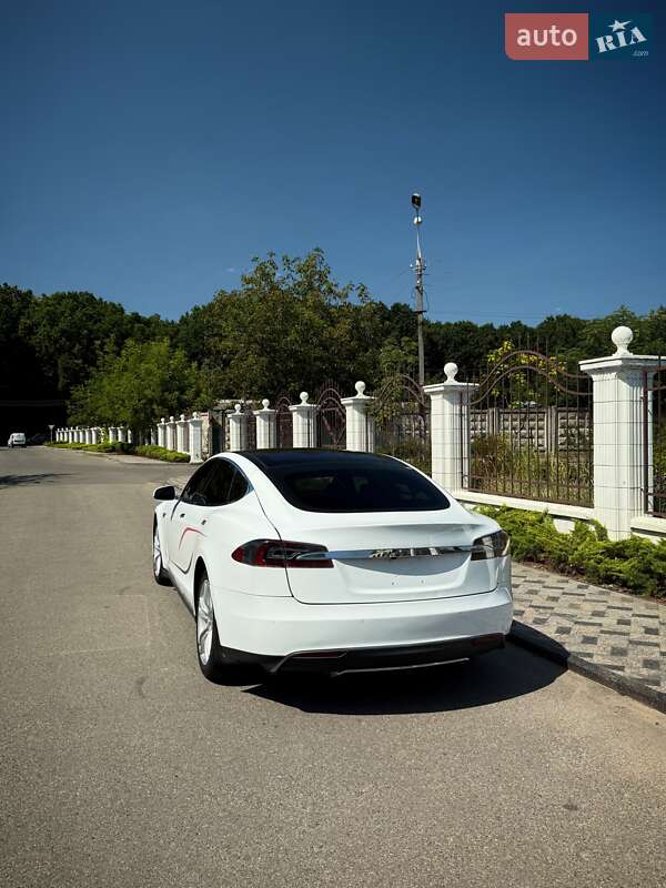 Лифтбек Tesla Model S 2015 в Виннице