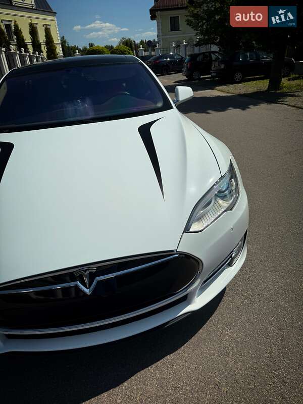 Лифтбек Tesla Model S 2015 в Виннице