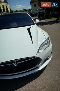 Лифтбек Tesla Model S 2015 в 