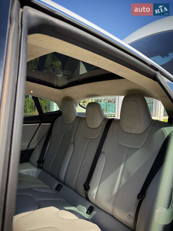 Лифтбек Tesla Model S 2015 в Виннице