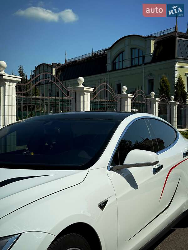 Лифтбек Tesla Model S 2015 в Виннице