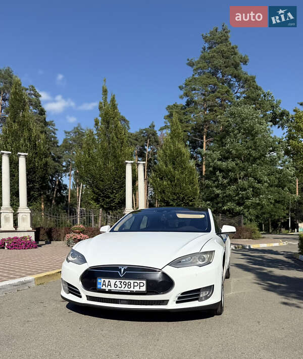 Лифтбек Tesla Model S 2015 в Киеве