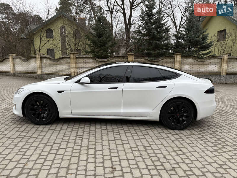 Лифтбек Tesla Model S 2016 в Львове