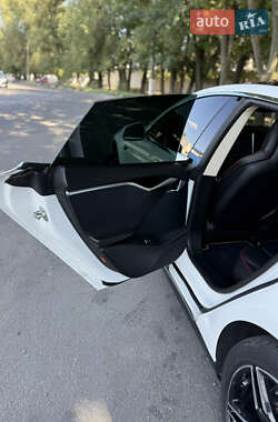 Лифтбек Tesla Model S 2013 в 