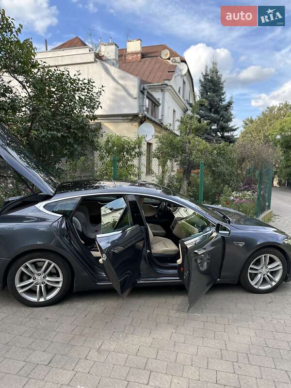 Лифтбек Tesla Model S 2015 в Львове