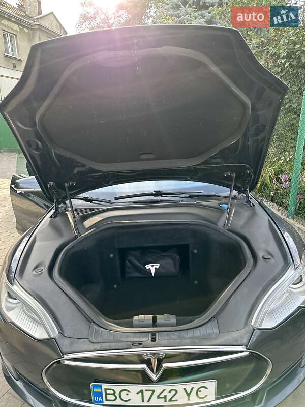 Лифтбек Tesla Model S 2015 в Львове