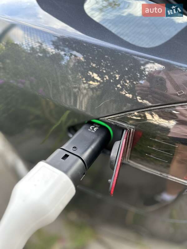 Лифтбек Tesla Model S 2015 в Львове