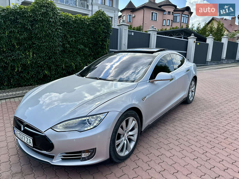 Лифтбек Tesla Model S 2015 в 