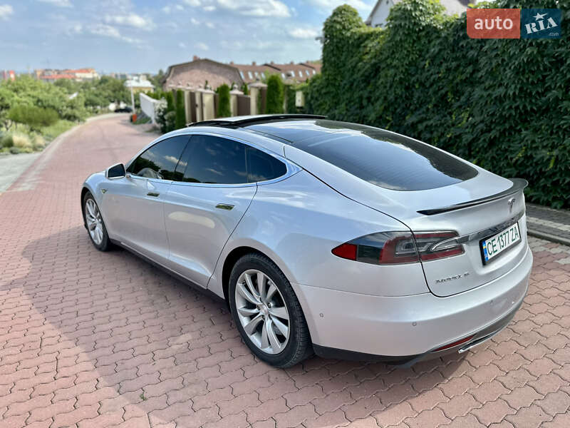 Ліфтбек Tesla Model S 2015 в Чернівцях
