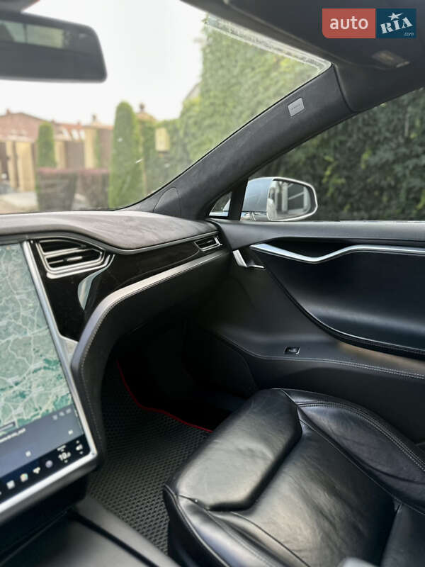 Ліфтбек Tesla Model S 2015 в Чернівцях