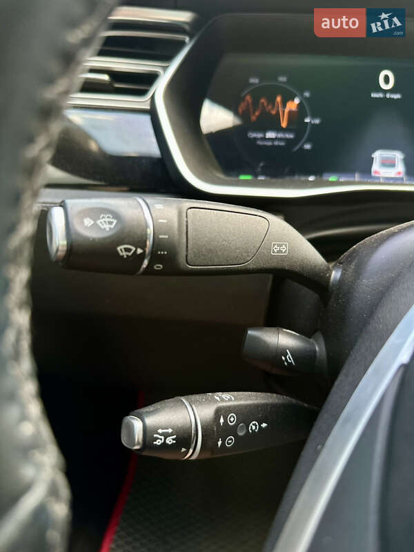 Ліфтбек Tesla Model S 2015 в Чернівцях