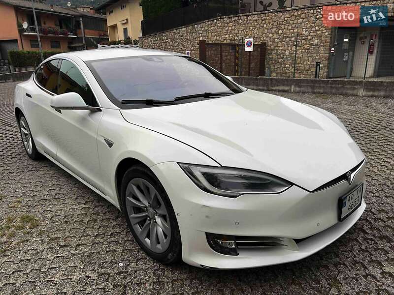 Лифтбек Tesla Model S 2016 в 