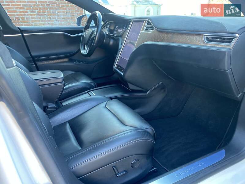 Лифтбек Tesla Model S 2016 в Львове