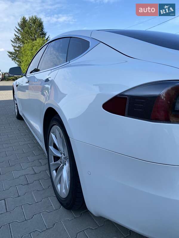 Лифтбек Tesla Model S 2016 в Львове