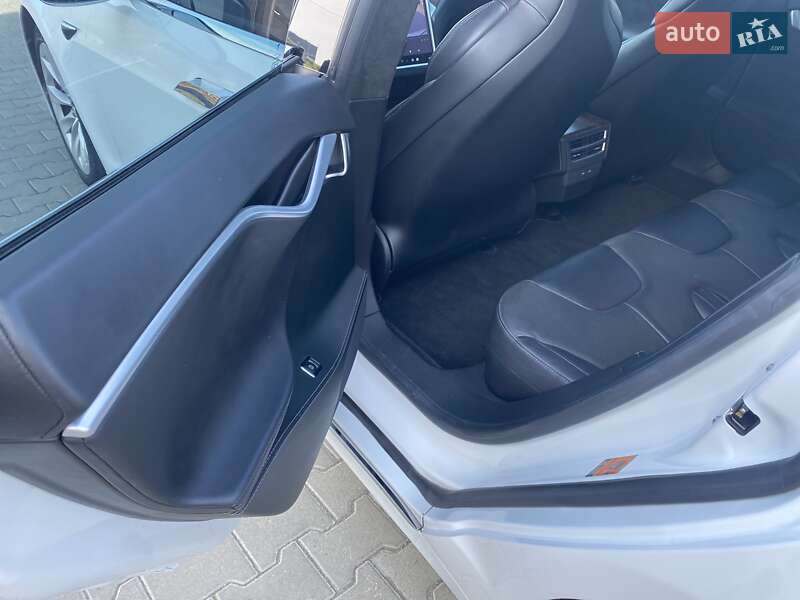 Лифтбек Tesla Model S 2016 в Львове