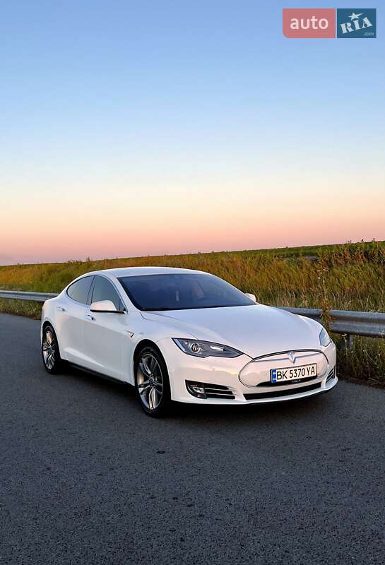 Лифтбек Tesla Model S 2014 в Ровно