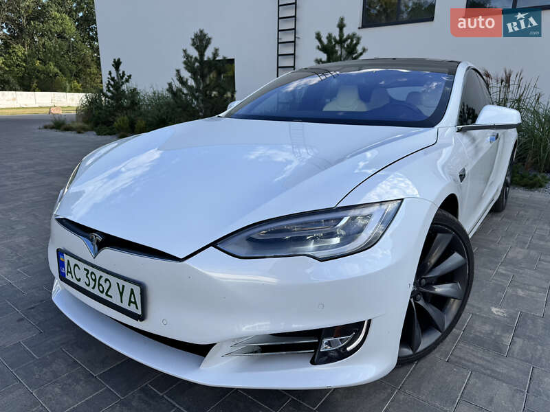 Лифтбек Tesla Model S 2017 в 