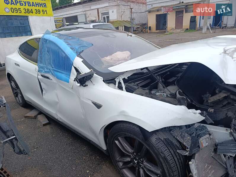 Лифтбек Tesla Model S 2015 в Николаеве