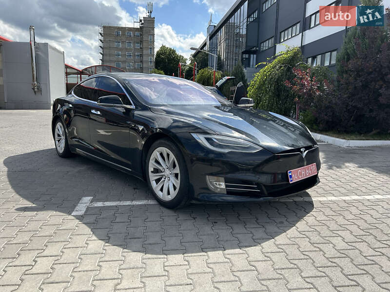 Лифтбек Tesla Model S 2017 в Львове