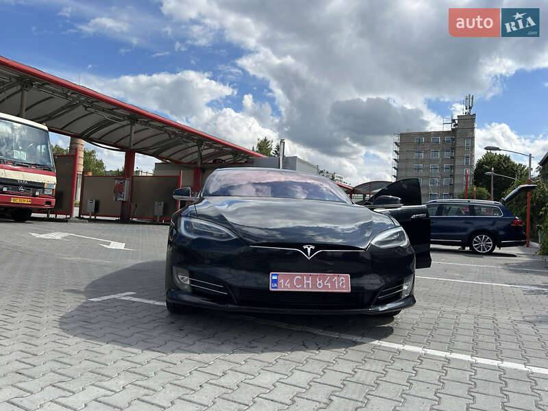 Лифтбек Tesla Model S 2017 в Львове