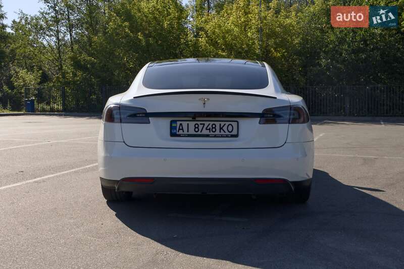 Лифтбек Tesla Model S 2015 в Ирпене