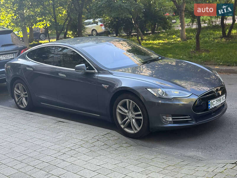 Лифтбек Tesla Model S 2015 в Львове
