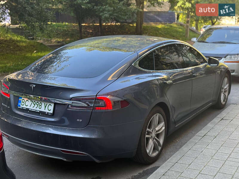 Лифтбек Tesla Model S 2015 в Львове
