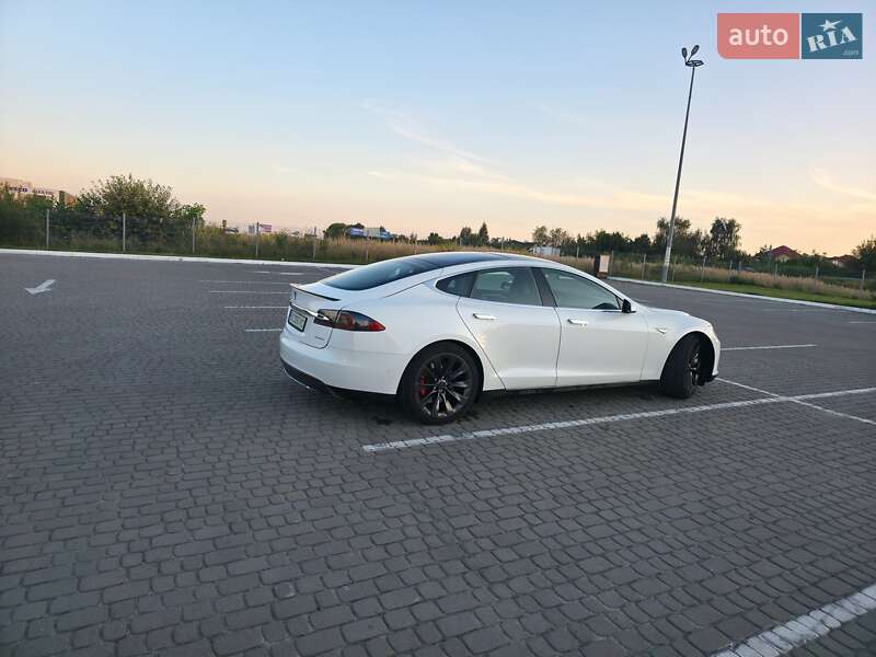 Ліфтбек Tesla Model S 2015 в Львові
