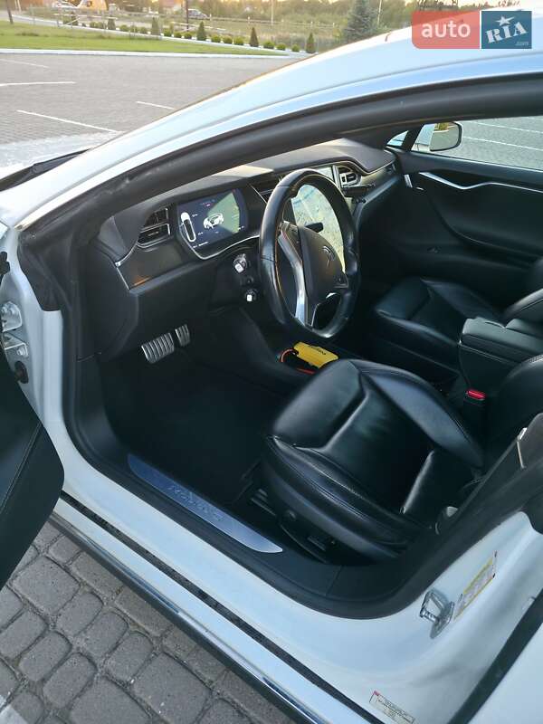 Ліфтбек Tesla Model S 2015 в Львові