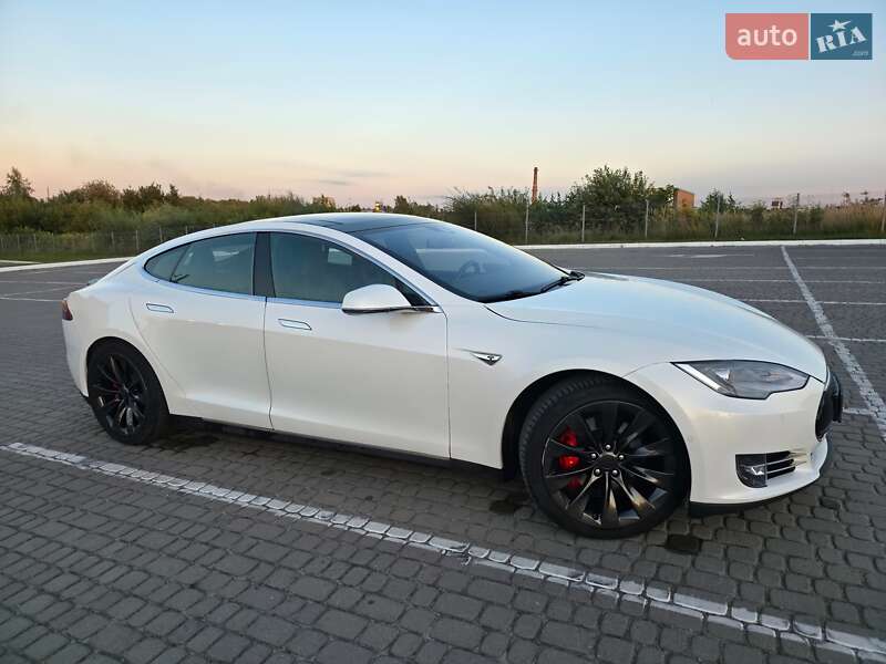 Ліфтбек Tesla Model S 2015 в Львові