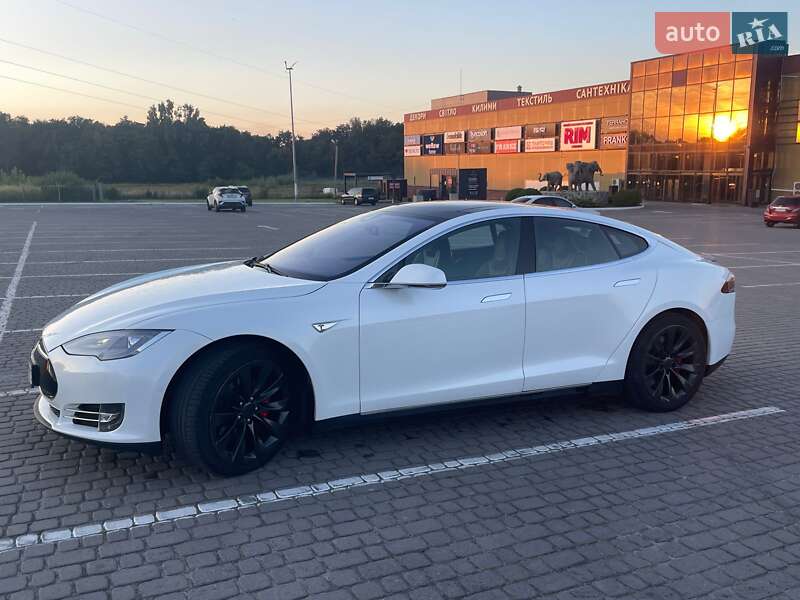 Ліфтбек Tesla Model S 2015 в Львові