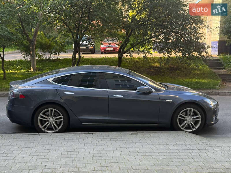 Лифтбек Tesla Model S 2015 в 