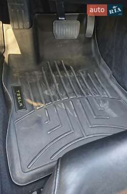 Лифтбек Tesla Model S 2015 в 
