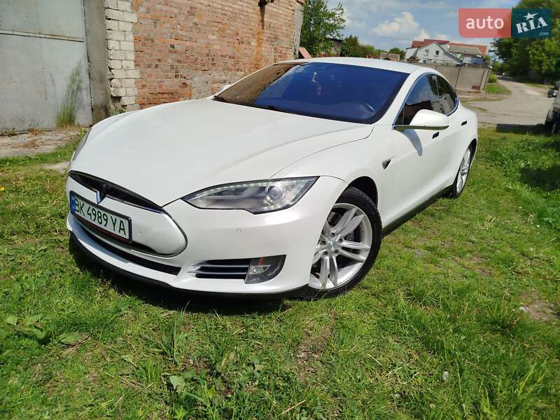 Tesla Model S 2015
