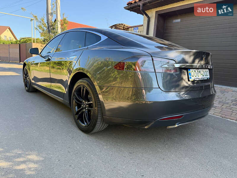 Лифтбек Tesla Model S 2015 в 