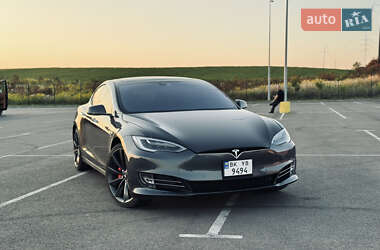 Лифтбек Tesla Model S 2016 в Остроге