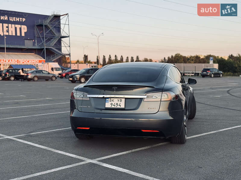 Ліфтбек Tesla Model S 2016 в Острозі
