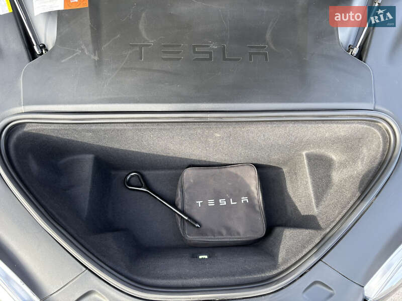 Ліфтбек Tesla Model S 2016 в Острозі