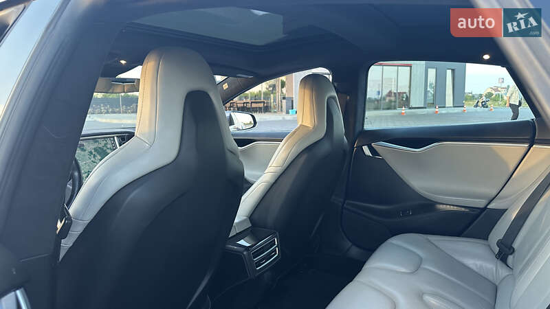 Лифтбек Tesla Model S 2016 в Львове