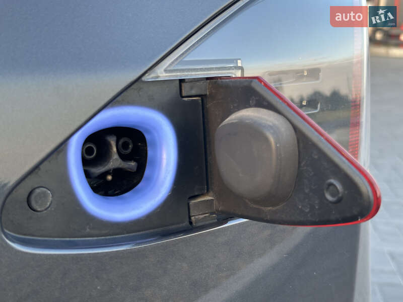 Лифтбек Tesla Model S 2016 в Львове