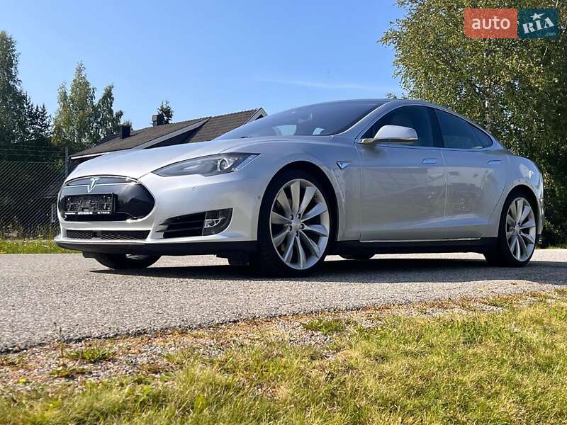 Ліфтбек Tesla Model S 2015 в Києві