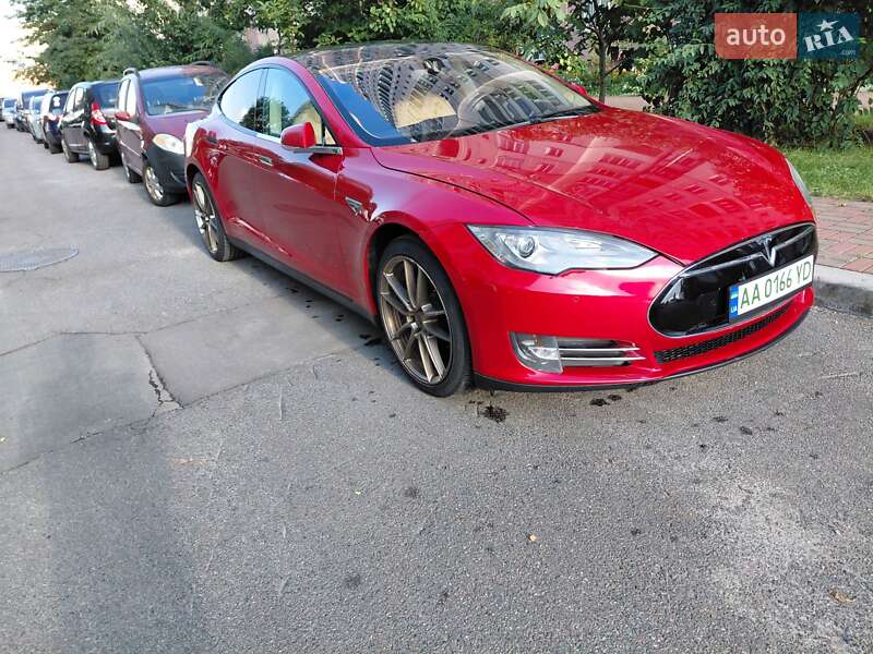 Лифтбек Tesla Model S 2013 в 
