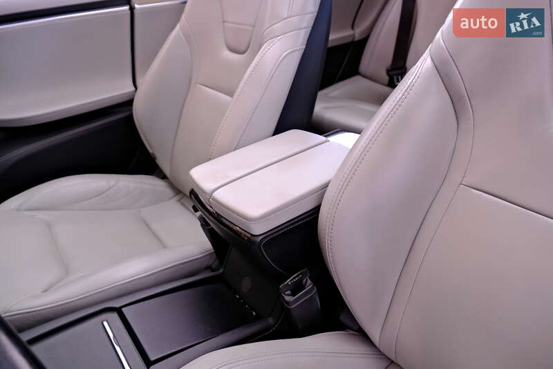 Ліфтбек Tesla Model S 2016 в Одесі