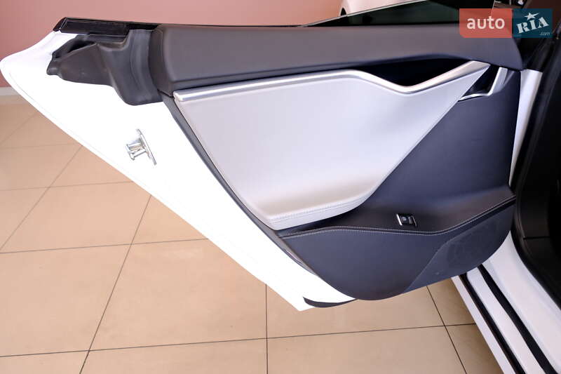 Ліфтбек Tesla Model S 2016 в Одесі