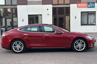 Лифтбек Tesla Model S 2015 в 