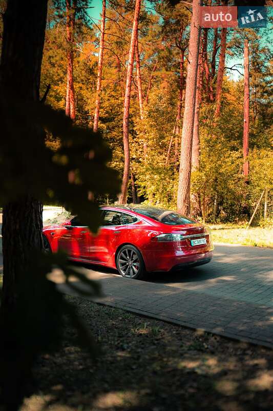 Лифтбек Tesla Model S 2017 в Львове