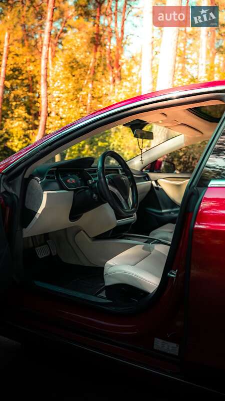 Лифтбек Tesla Model S 2017 в Львове