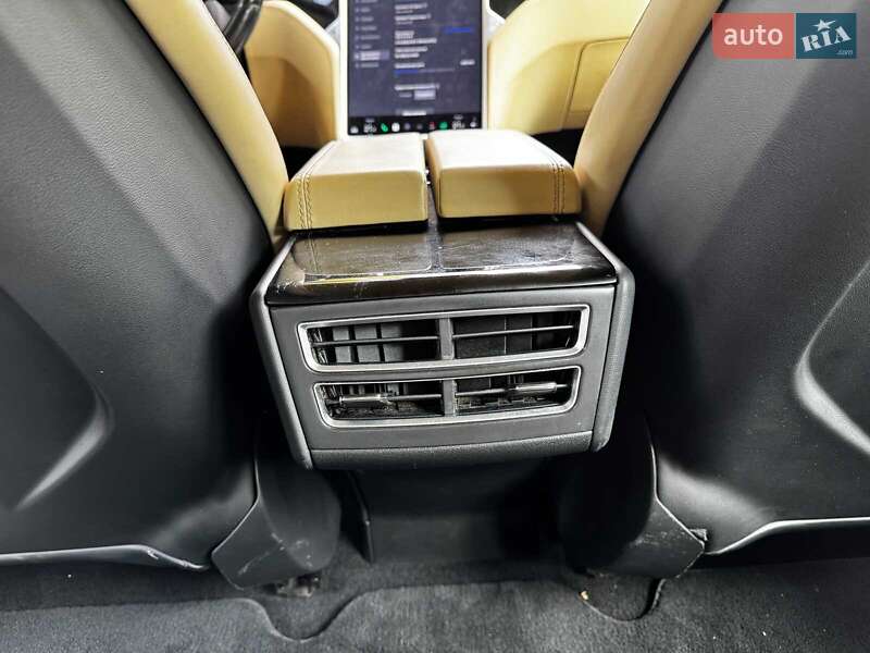 Лифтбек Tesla Model S 2015 в Киеве