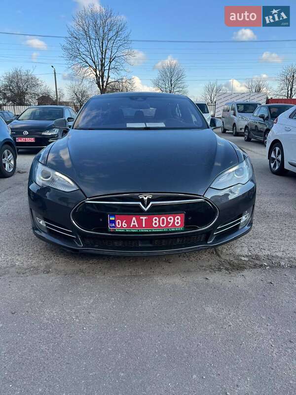 Лифтбек Tesla Model S 2015 в 